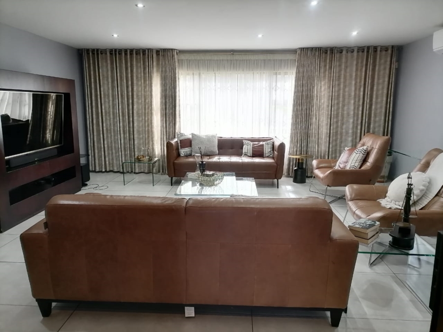 5 Bedroom Property for Sale in Safari Gardens North West